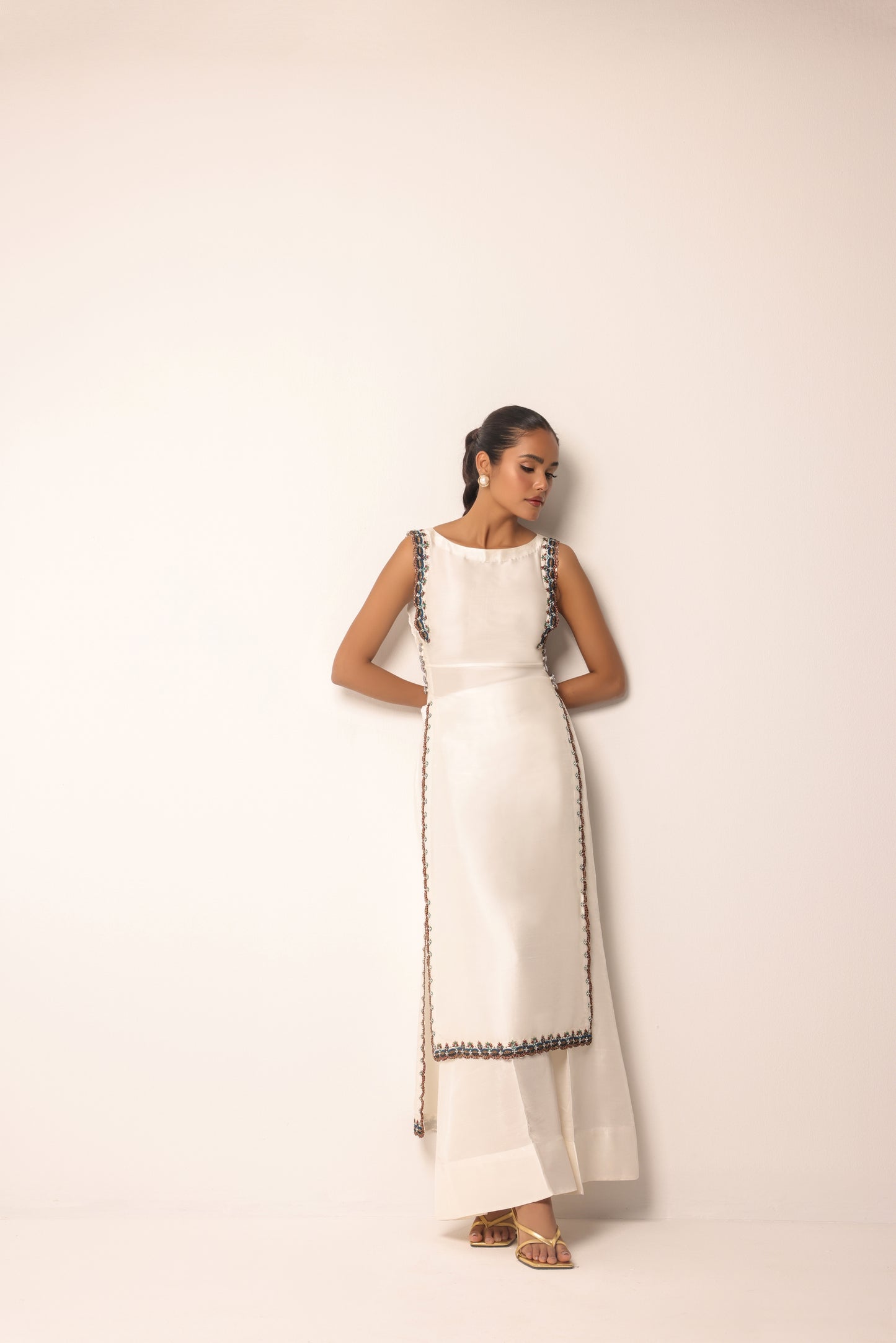 Contemporary wide-legged trousers for a comfortable and stylish fit